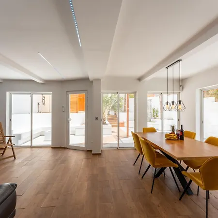 빌라 Gs Luxury With Stunning Views And A Solarium In 아로나